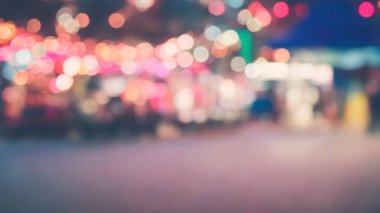 Odaklanmamış gece caddesi bulanık odağı
