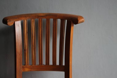 Tahtadan yapılmış kahverengi bir sandalye.