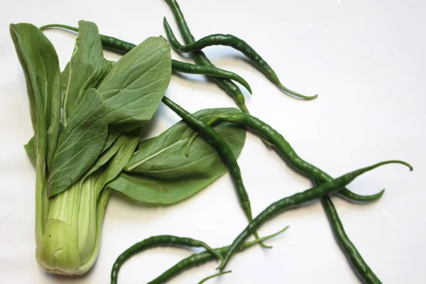 Senape Verde Verdi Peperoncini Freschi Sfondo Verde — Foto Stock