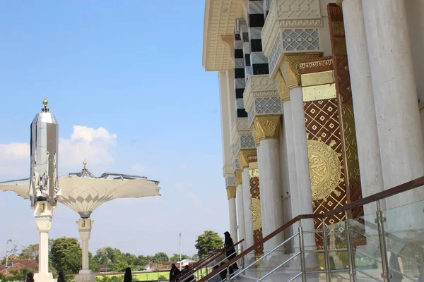 2023年6月22日 印度尼西亚爪哇中部 Karanganyar Madaniyah大清真寺的一座建筑 — 图库照片