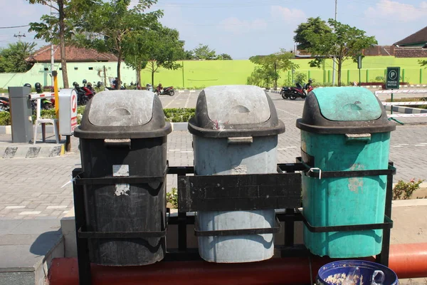 印度尼西亚爪哇中部 2023年6月22日 印度尼西亚爪哇中部 2023年6月22日 几个垃圾桶位于公共场所 — 图库照片