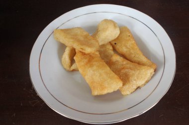 Kızarmış manyok işlenmiş, tipik bir Endonezya yiyeceğidir.