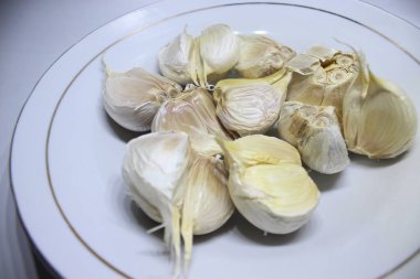 Baharat için bir parça sarımsak.