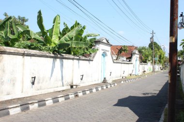 Merkez Java, Endonezya, 22 Haziran 2023: Surakarta Sarayı 'nın kültür mirası bölgesinde yer alan eski bir kapı binası