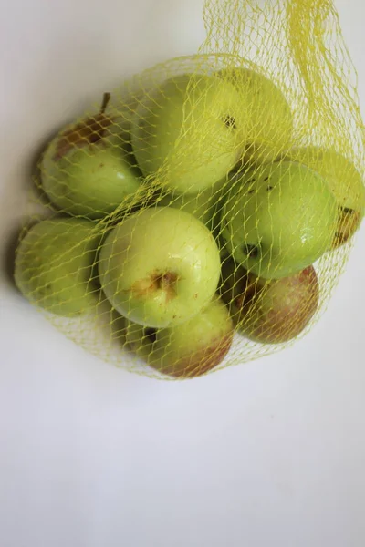 Beyaz Zemin Üzerine Yeşil Elmalar — Stok fotoğraf