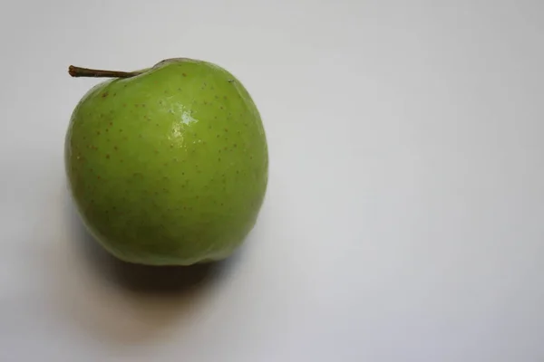 Några Gröna Äpplen Vit Bakgrund — Stockfoto
