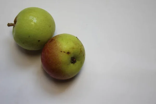 Einige Grüne Äpfel Auf Weißem Hintergrund — Stockfoto