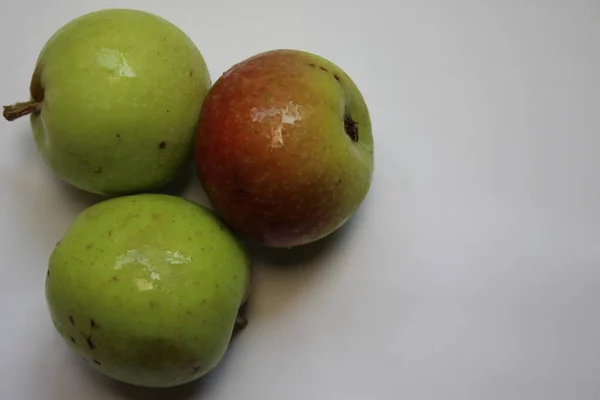 Sommige Groene Appels Een Witte Achtergrond — Stockfoto