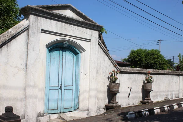 2023年6月22日 印度尼西亚爪哇中部 位于苏拉卡尔塔宫文化遗产区的一扇古老的蓝色大门 — 图库照片
