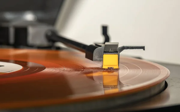 Turuncu uzun bir pikabın iğnesinin üzerinde süzülürken melodi çıkartıyor..