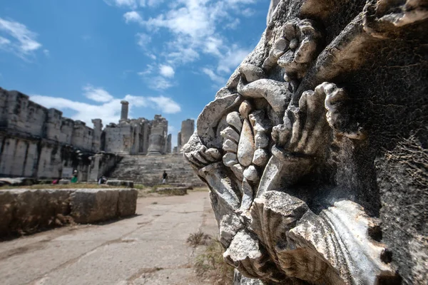 ミレトスの南18キロメートルに位置するディディムのアポロン神殿は トルコ西部の古代の港町で 古代ギリシャの世界で4番目に大きな寺院でした — ストック写真