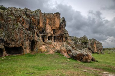 Phrygian Vadisi büyük bir medeniyettir ve üç bin yıl önce kayalara evler, şatolar ve anıtlar kazıyarak Eskiehir - Ktahya - Afyon arasında yer alan enfes bir coğrafyadır..