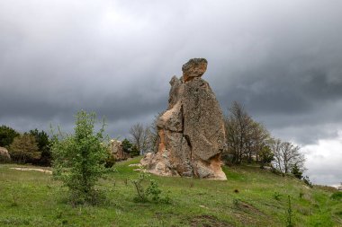 Phrygian Vadisi büyük bir medeniyettir ve üç bin yıl önce kayalara evler, şatolar ve anıtlar kazıyarak Eskiehir - Ktahya - Afyon arasında yer alan enfes bir coğrafyadır..