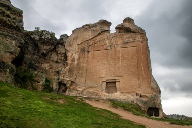 Phrygian Vadisi büyük bir medeniyettir ve üç bin yıl önce kayalara evler, şatolar ve anıtlar kazıyarak Eskiehir - Ktahya - Afyon arasında yer alan enfes bir coğrafyadır..