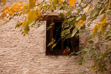 Ciplakdegirmen eski bir taş bina ve sonbahar manzarası