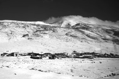 Trenle yolculuk, dışarısı karlı.
