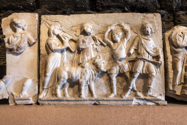 Pamukkale Travertines 'in yanında tüm ihtişamıyla ayakta duran Antik Hierapolis kenti ve travertinler UNESCO Dünya Kültür ve Doğal Miraslar Listesi' nde yer alıyor..