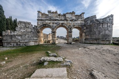 Pamukkale Travertines 'in yanında tüm ihtişamıyla ayakta duran Antik Hierapolis kenti ve travertinler UNESCO Dünya Kültür ve Doğal Miraslar Listesi' nde yer alıyor..