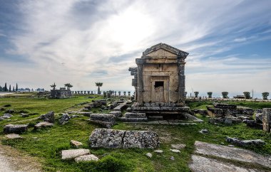 Pamukkale Travertines 'in yanında tüm ihtişamıyla ayakta duran Antik Hierapolis kenti ve travertinler UNESCO Dünya Kültür ve Doğal Miraslar Listesi' nde yer alıyor..