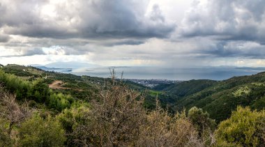 Zmir 'in Gzelbahe ilçesinin panoramik manzarası yukarıdan