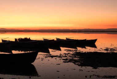 Siluet botlar ve arka planda gün batımı