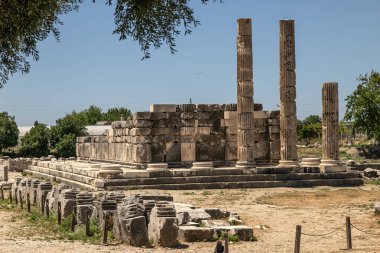 Artemis ve Apollo 'nun annesi Leto' ya adanmış en büyük tapınak olan Letoon Tapınağı batıda Peripteros tarzında inşa edilen Leto Tapınağı 'dır..