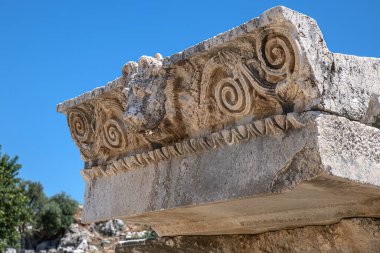 Artemis ve Apollo 'nun annesi Leto' ya adanmış en büyük tapınak olan Letoon Tapınağı batıda Peripteros tarzında inşa edilen Leto Tapınağı 'dır..