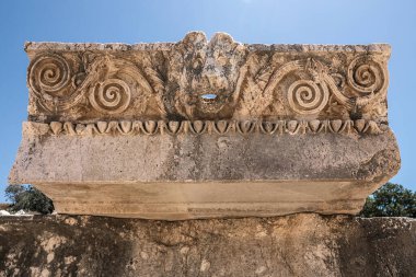 Artemis ve Apollo 'nun annesi Leto' ya adanmış en büyük tapınak olan Letoon Tapınağı batıda Peripteros tarzında inşa edilen Leto Tapınağı 'dır..