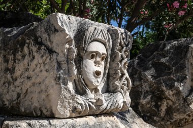 Myra Antik Kenti özellikle Lycian Dönemi kaya mezarları, Roma Dönemi tiyatrosu ve Bizans Dönemi Aziz Nicholas Kilisesi (Noel Baba) ile ünlüdür.).