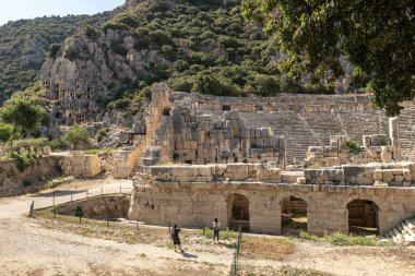 Myra Antik Kenti özellikle Lycian Dönemi kaya mezarları, Roma Dönemi tiyatrosu ve Bizans Dönemi Aziz Nicholas Kilisesi (Noel Baba) ile ünlüdür.).