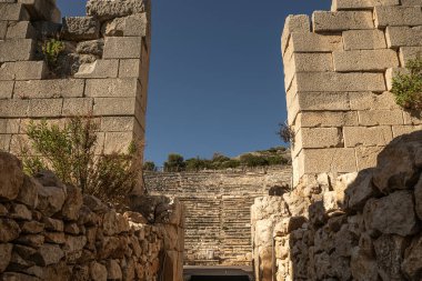 Patara Antik Kenti, günümüzün Gelemis Köyü 'nde Fethiye ile Kalkan arasındaki Xanthos Vadisi' nin güneybatısında yer almaktadır..