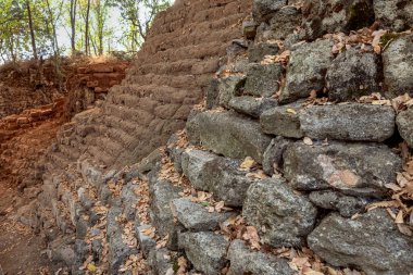 Truva dünyadaki en ünlü antik şehirlerden biridir. Truva 'da görülen 9 katman 3000 yıldan fazla bir süreyi gösteriyor..