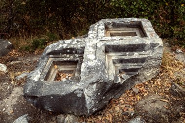 Truva dünyadaki en ünlü antik şehirlerden biridir. Truva 'da görülen 9 katman 3000 yıldan fazla bir süreyi gösteriyor..