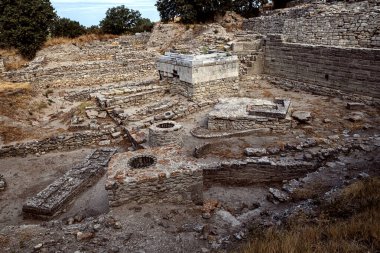 Truva dünyadaki en ünlü antik şehirlerden biridir. Truva 'da görülen 9 katman 3000 yıldan fazla bir süreyi gösteriyor..