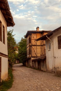 Mevcut yapısını 17. ve 18. yüzyıllarda edinen Safranbolu, Türk kent yapısına uygun şekilde doğaya uyum sağlama ve onu koruma becerisiyle dikkatleri üzerine çekiyor..