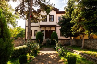 Mevcut yapısını 17. ve 18. yüzyıllarda edinen Safranbolu, Türk kent yapısına uygun şekilde doğaya uyum sağlama ve onu koruma becerisiyle dikkatleri üzerine çekiyor..