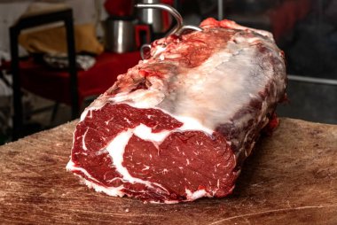 Kasaptaki müşteriler için hazırlanmış sığır eti.