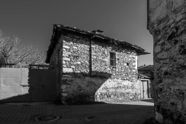 Kula Emre köyünün tarihi yapısını koruyan taş evler zamanla çökmeye başladı..