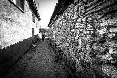 Kula Emre köyünün tarihi yapısını koruyan taş evler zamanla çökmeye başladı..