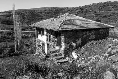 Kula Emre köyünün tarihi yapısını koruyan taş evler zamanla çökmeye başladı..