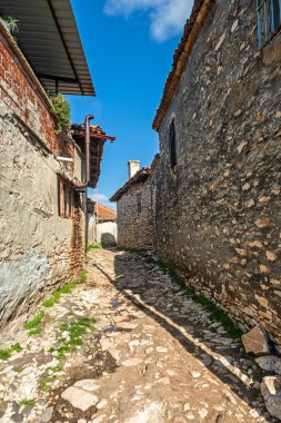 Eskiden Kiyodis olarak bilinen, daha sonra Glde olarak bilinen ve şu anda incesu Köyü olarak bilinen, eski tarihi köy evleri.