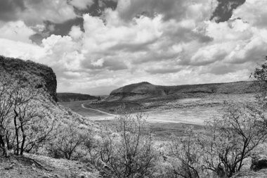 Kenya 'nın Hellsgate kentindeki dağların güzel manzarası. siyah beyaz fotoğraf