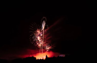 Gece gökyüzünde havai fişekler