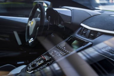 Lamborghini bir arabanın içi.