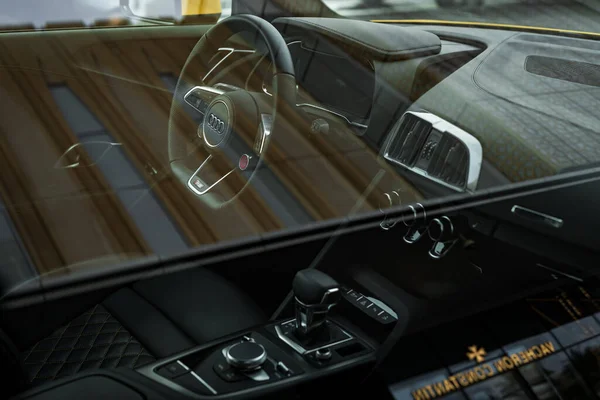 Audi R8 iç kulvarda