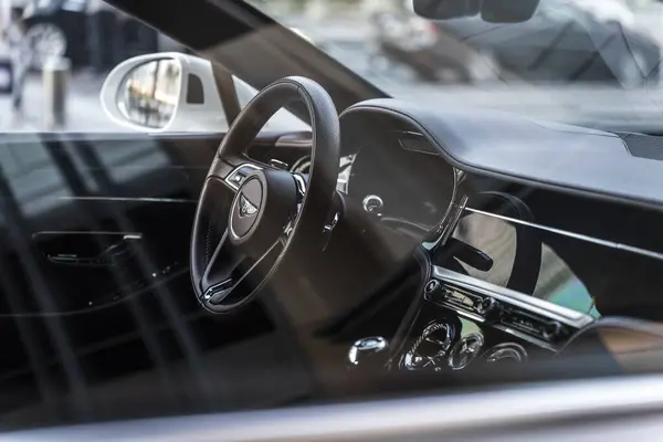 Bentley bir arabanın içi.