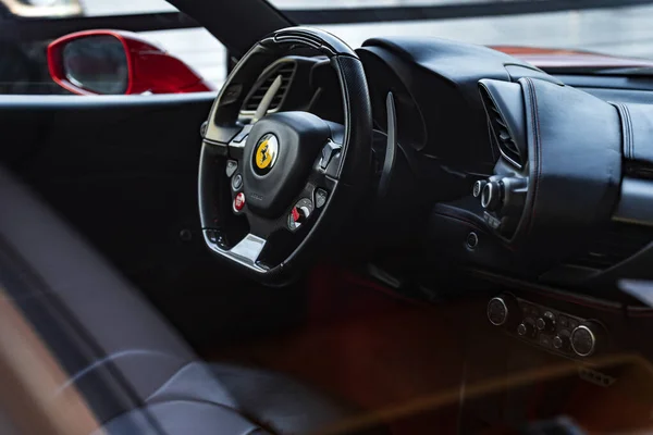 Ferrari arabanın içi.