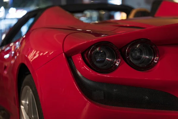 Şehirde geceleri kırmızı Ferrari.
