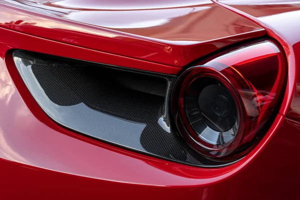 Kırmızı Ferrari şehirde.