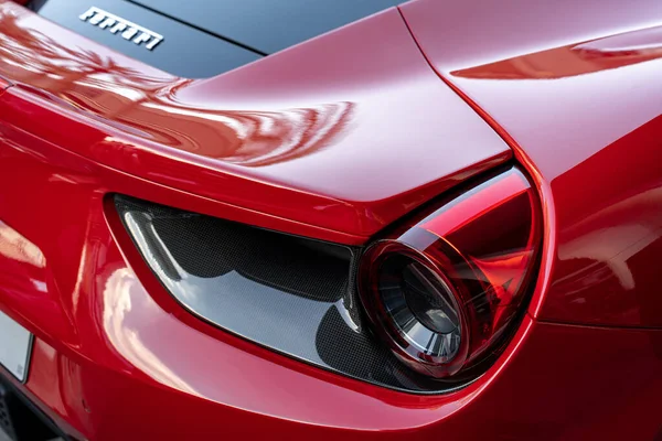 Kırmızı Ferrari şehirde.